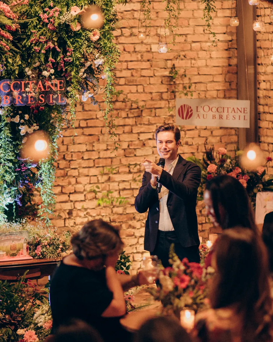 Lançamento da L'Occitane au Brésil no salão, à noite